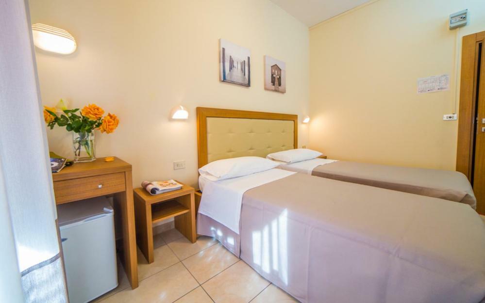 Mediterraneo Hotel&Suites Cattolica Exterior foto