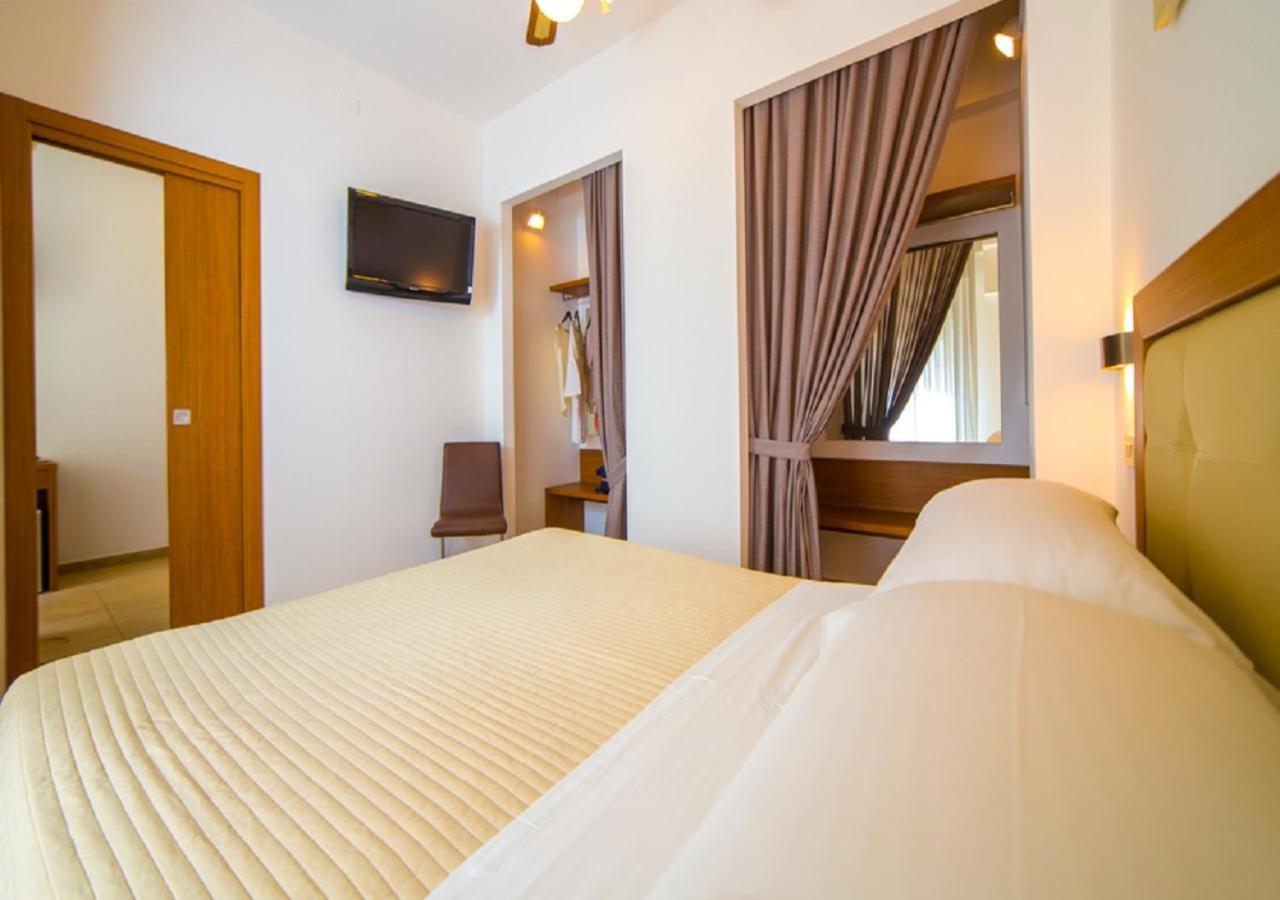 Mediterraneo Hotel&Suites Cattolica Exterior foto